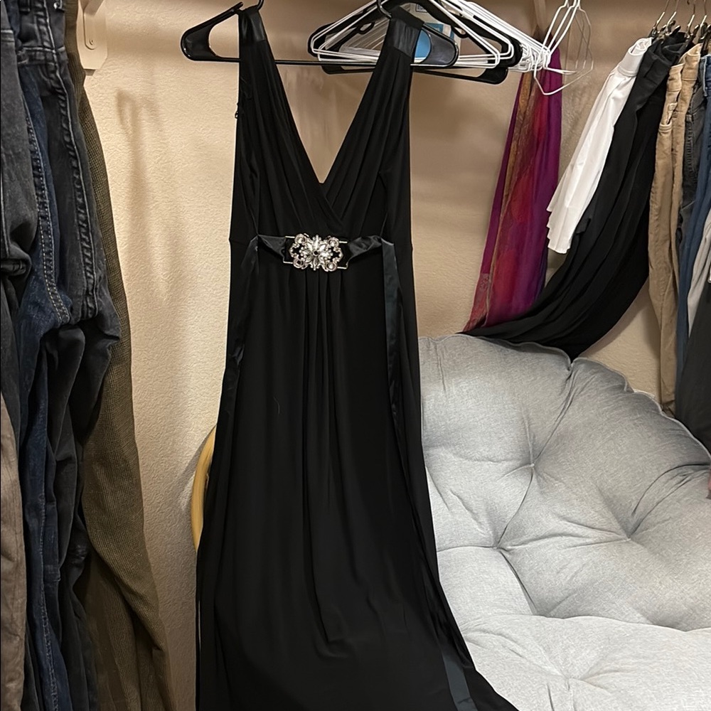 Scarlett Black Sleeveless V-Neck Maxi Gown